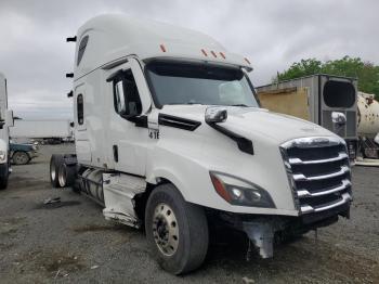  Salvage Freightliner Cascadia 1