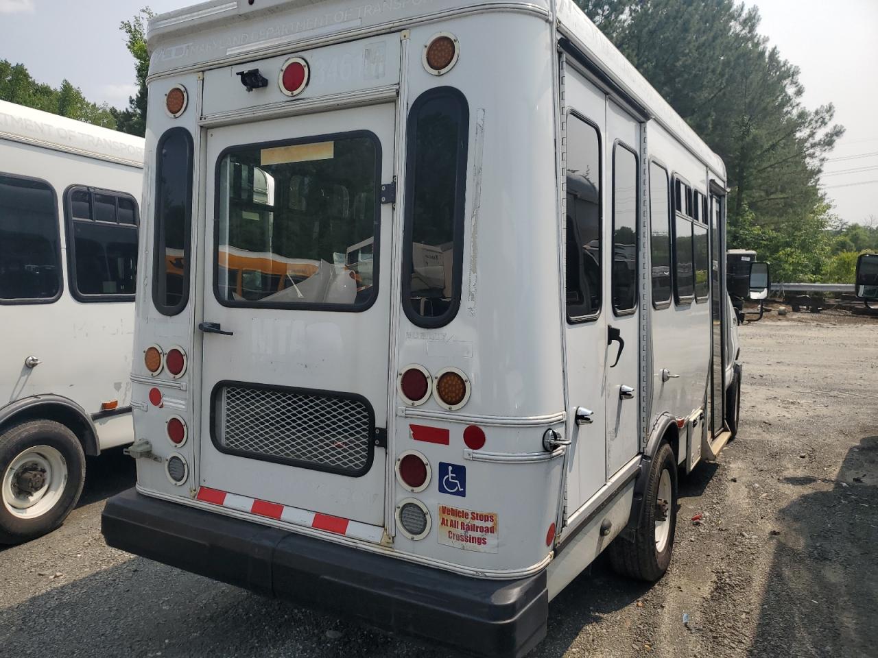 Ford Econoline E350 Super Duty Cutaway Van Image 4