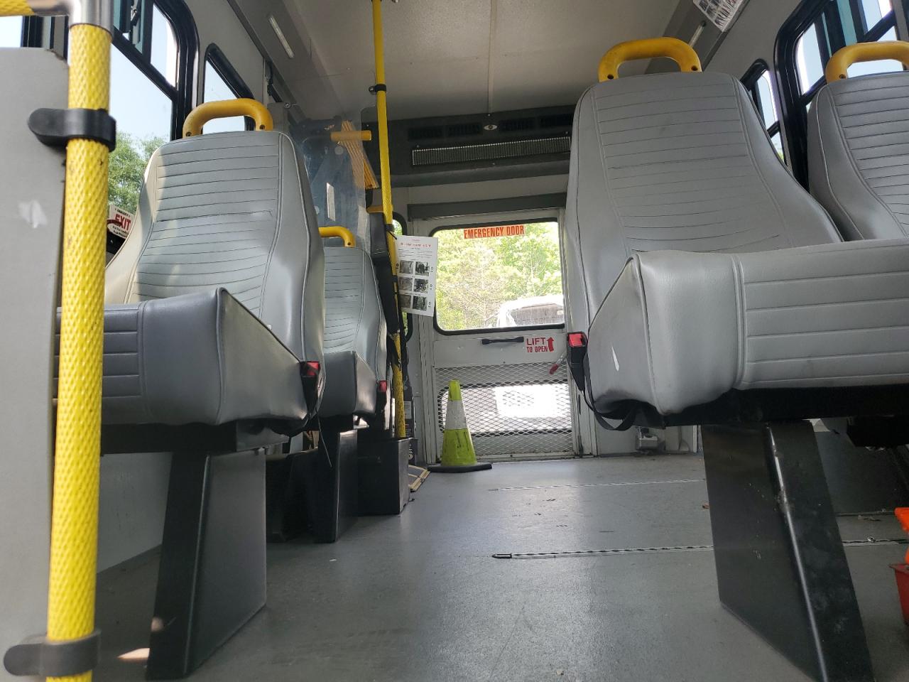 Ford Econoline E350 Super Duty Cutaway Van Image 5