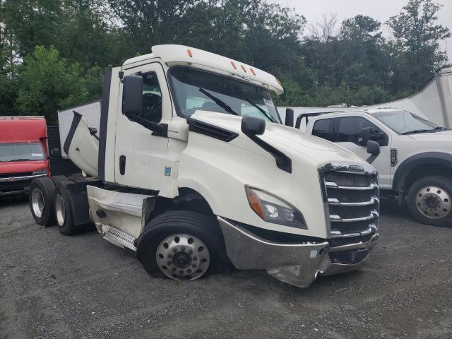  Salvage Freightliner Cascadia 1