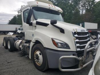  Salvage Freightliner Cascadia 1