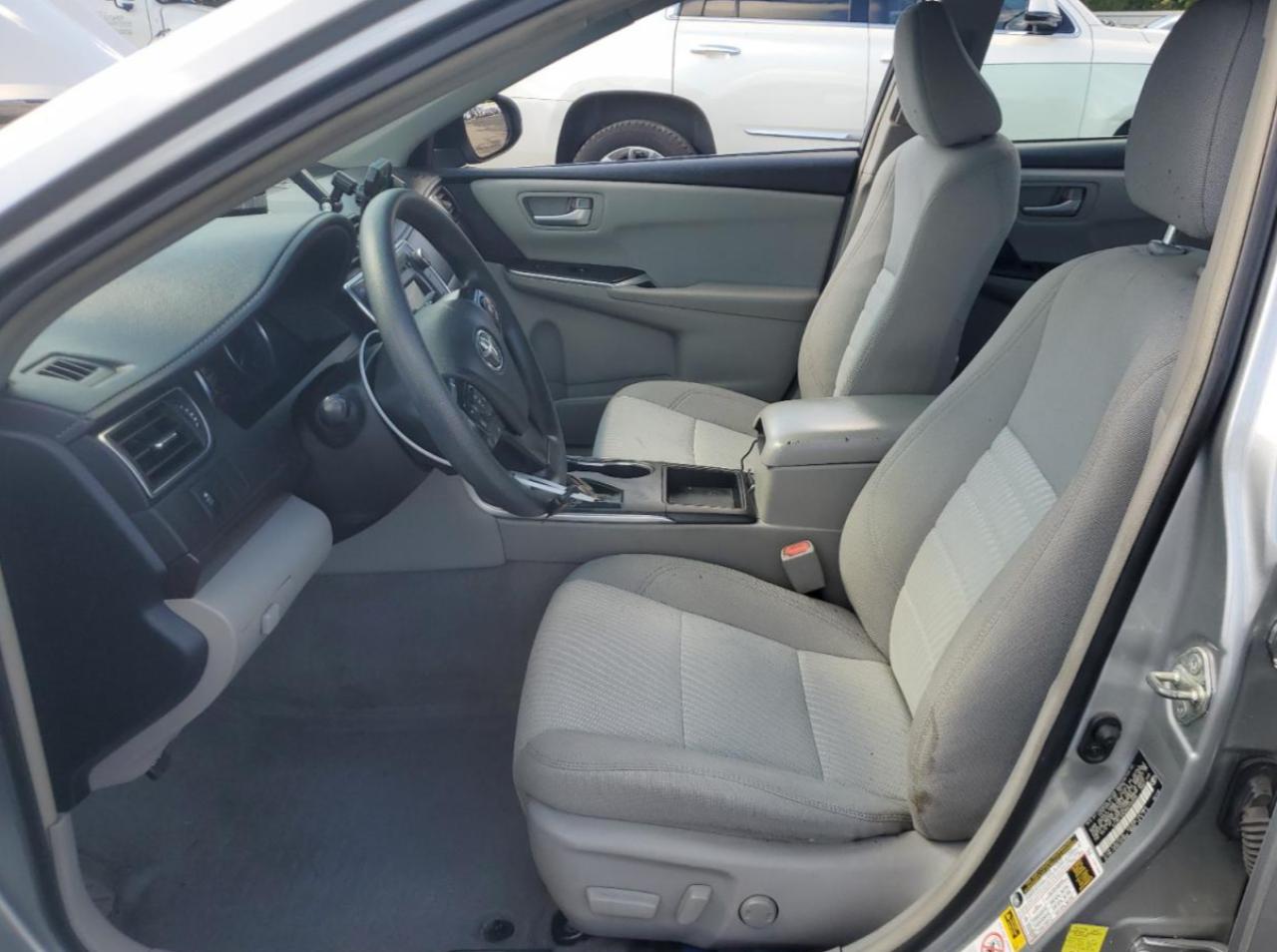 Toyota Camry Le Image 7