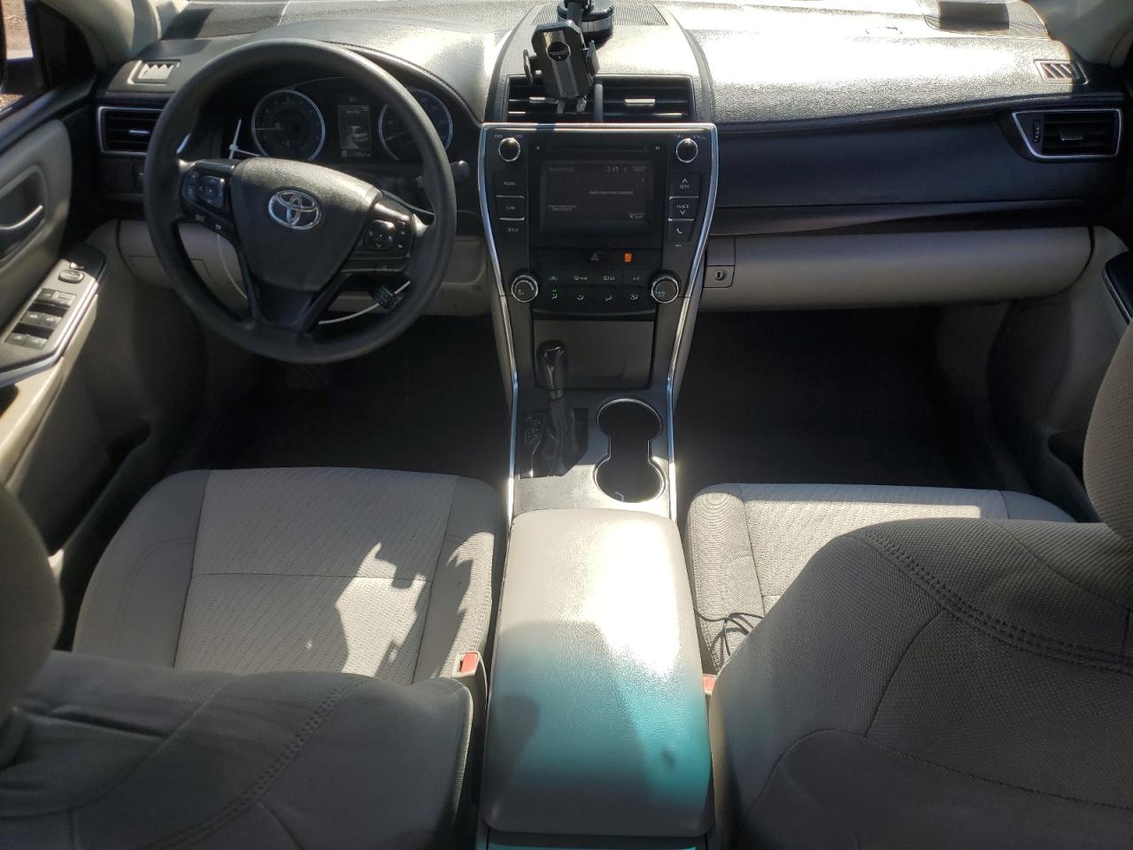 Toyota Camry Le Image 6