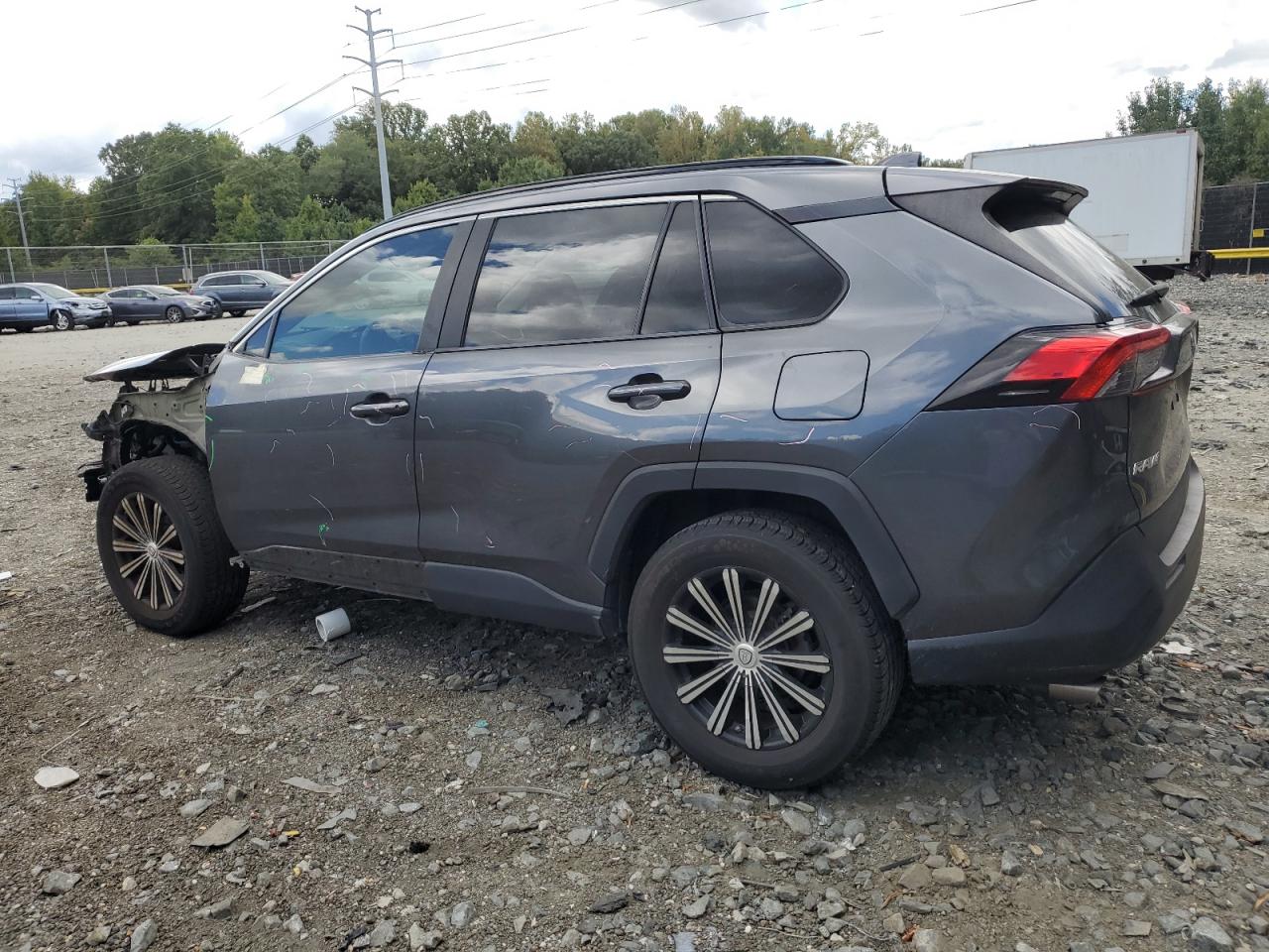 Toyota RAV4 Le Image 4