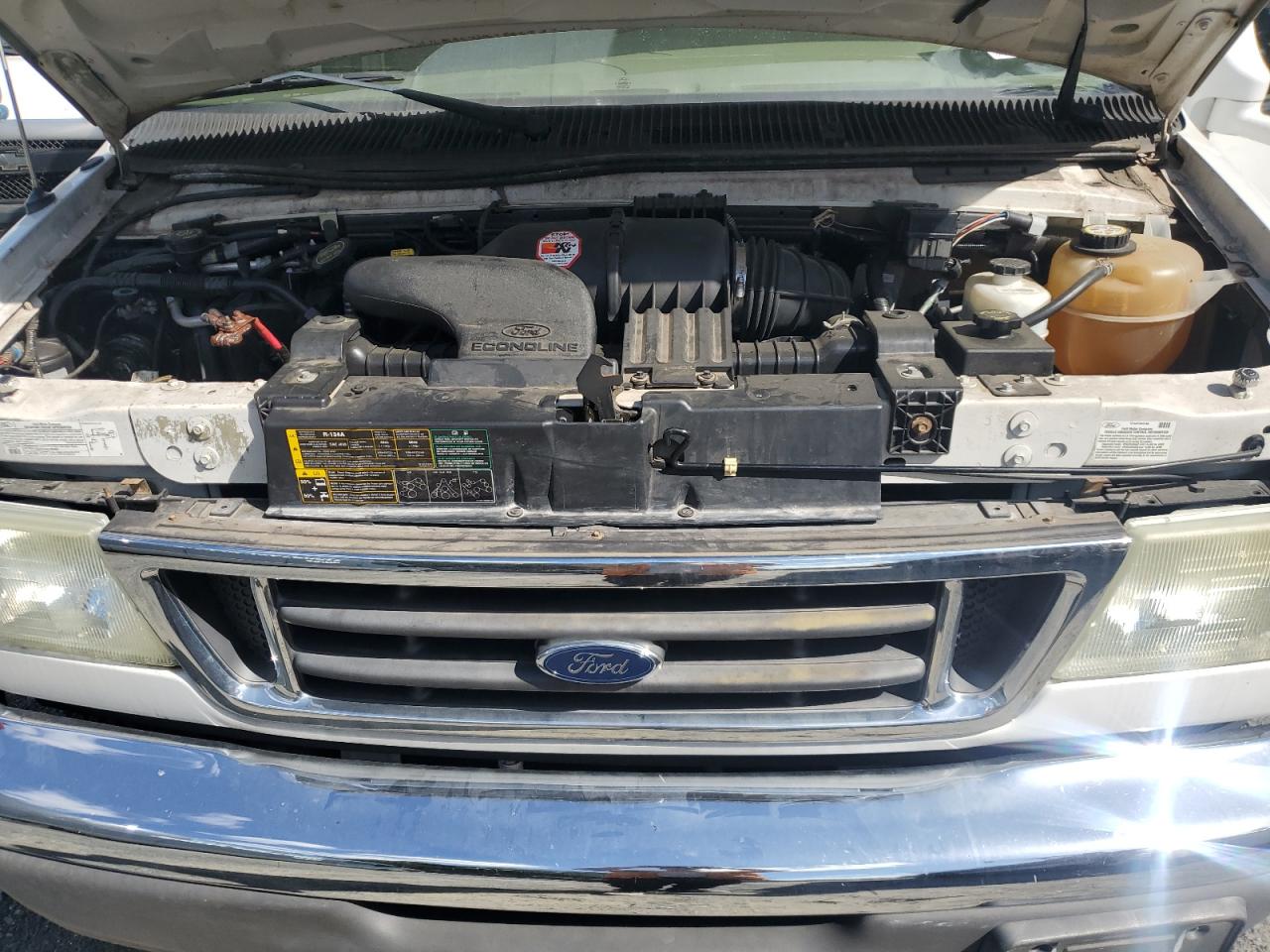 Ford Econoline E450 Super Duty Cutaway Van Image 4