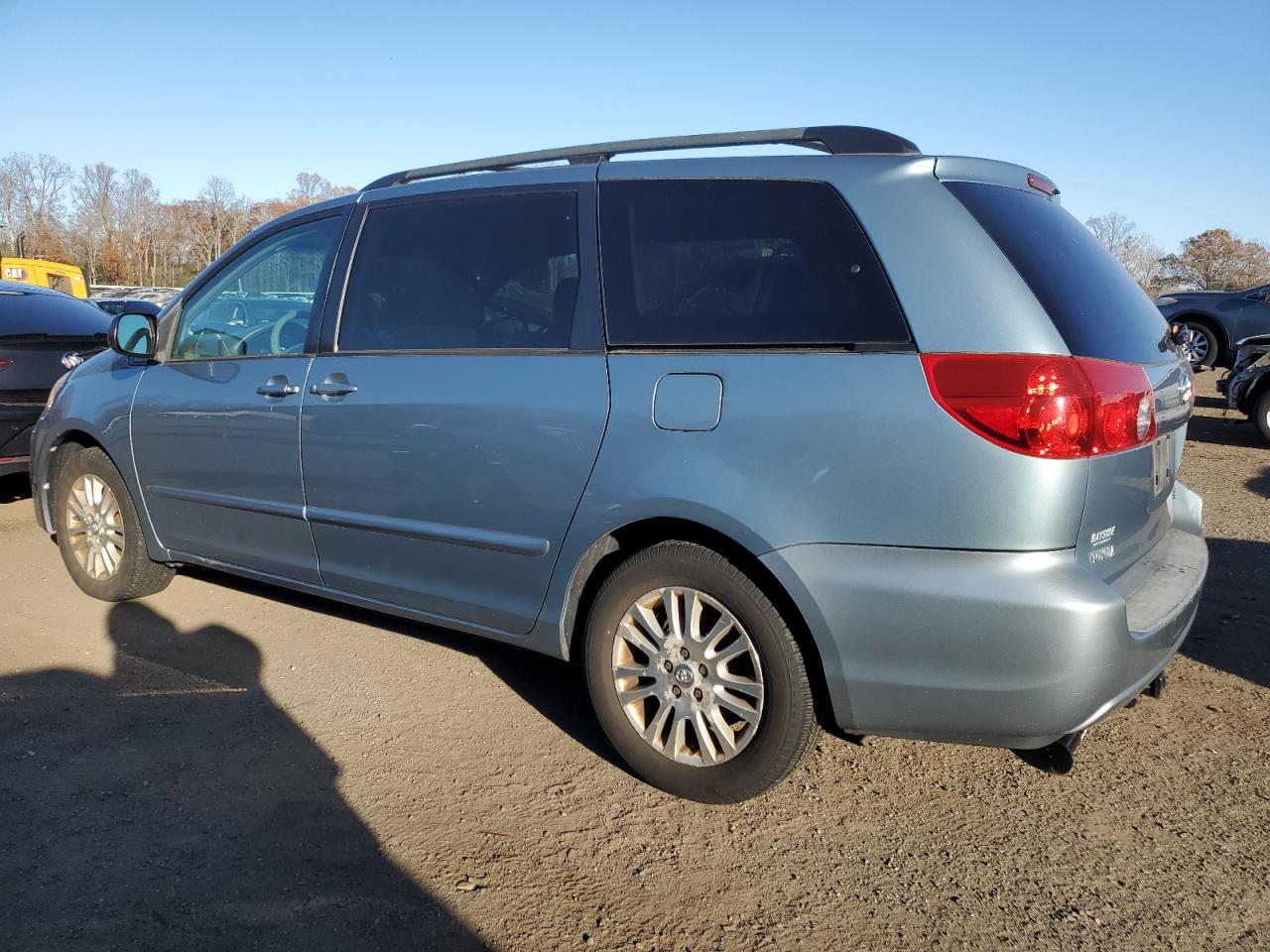 Toyota Sienna Ce Image 2
