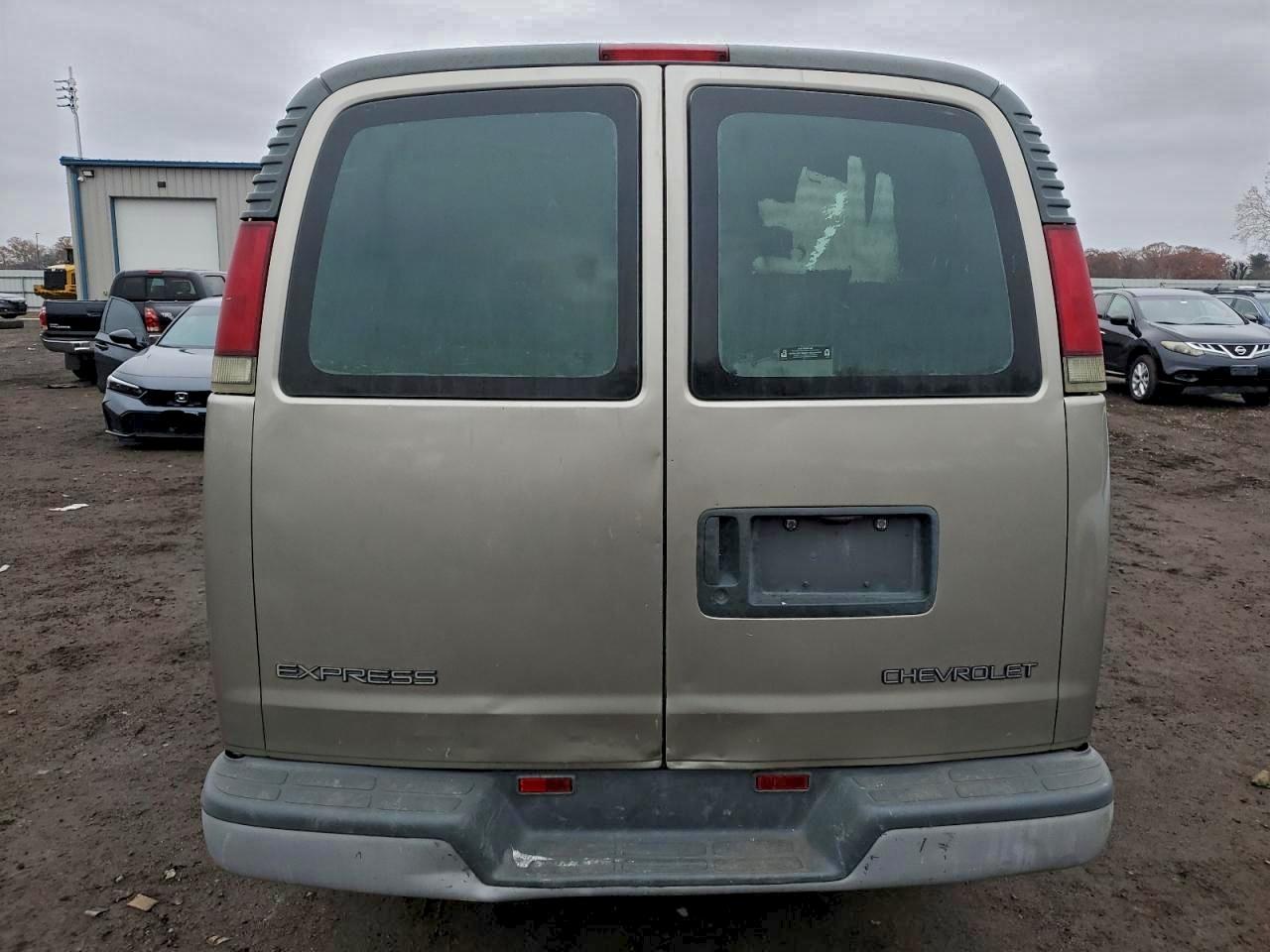 Chevrolet Express Image 3