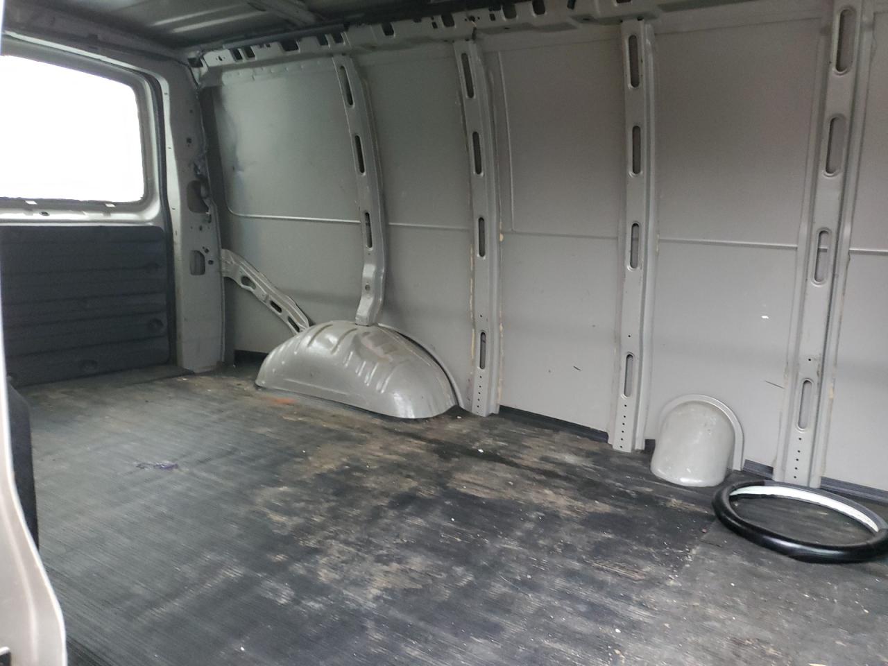 Chevrolet Express Image 6