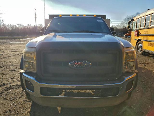 Ford F-550 Super Duty Image 4