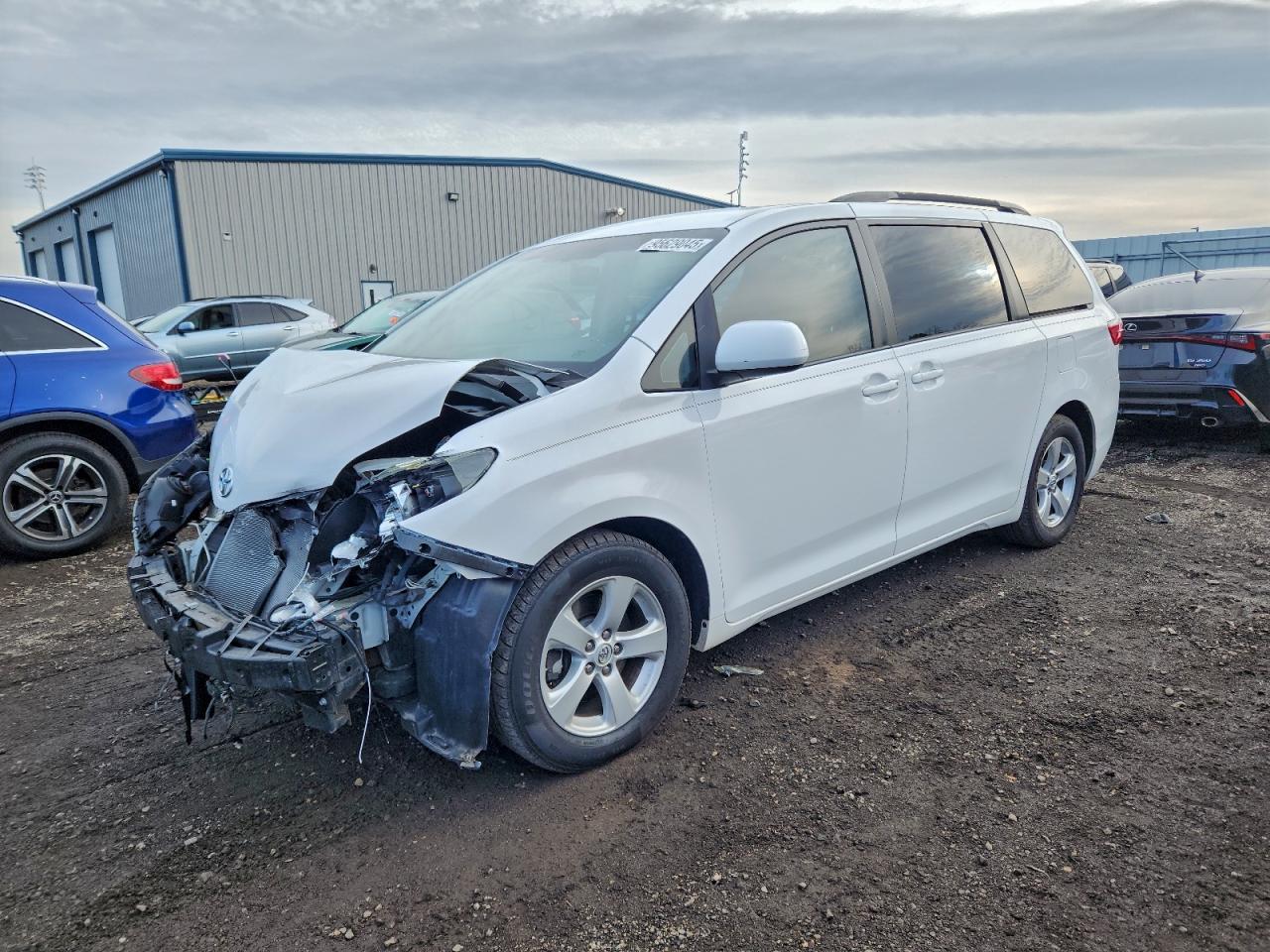 Toyota Sienna Le Image 1