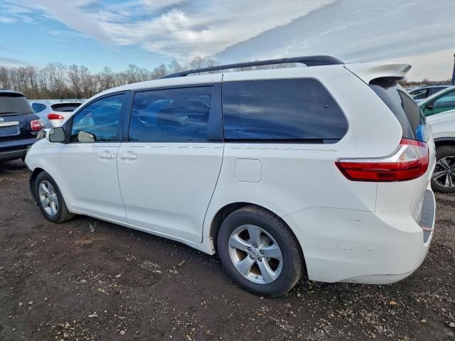 Toyota Sienna Le Image 2