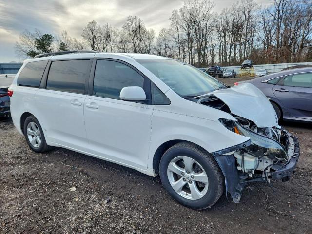 Toyota Sienna Le Image 10