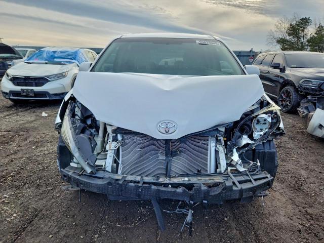 Toyota Sienna Le Image 14