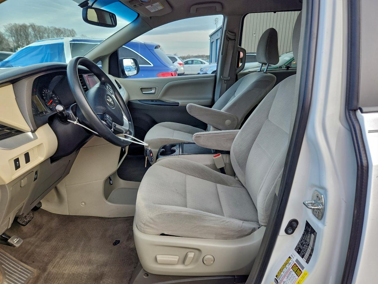 Toyota Sienna Le Image 9