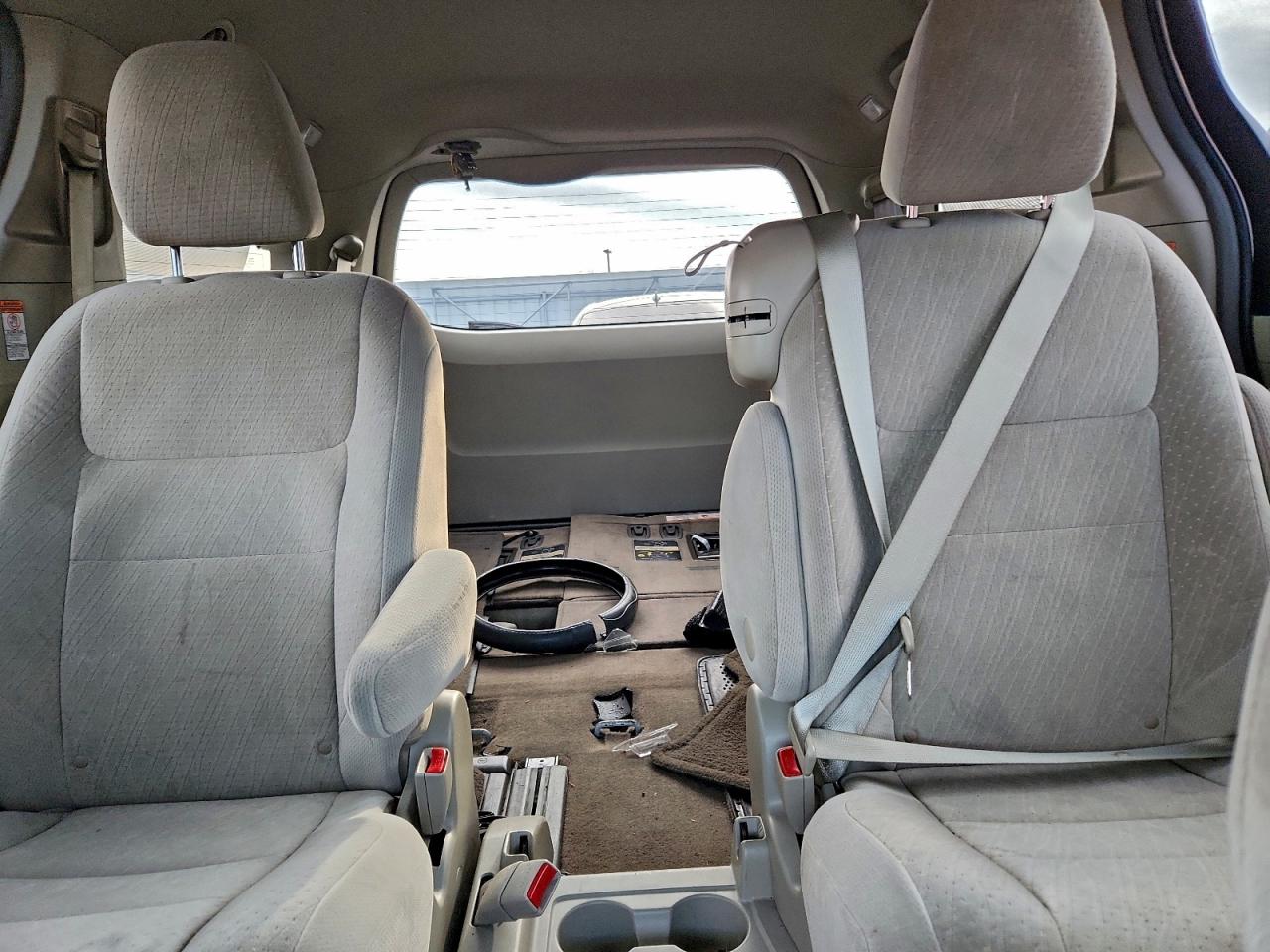 Toyota Sienna Le Image 5