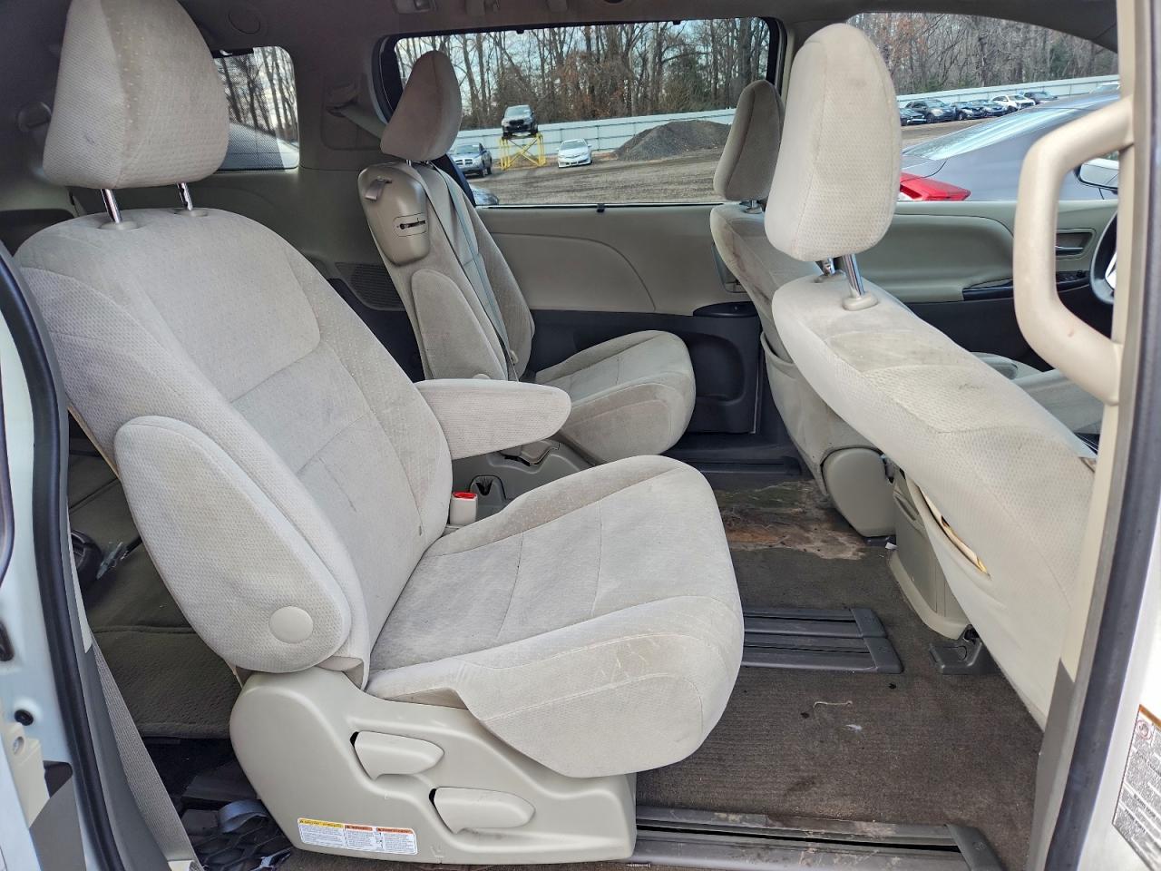 Toyota Sienna Le Image 6