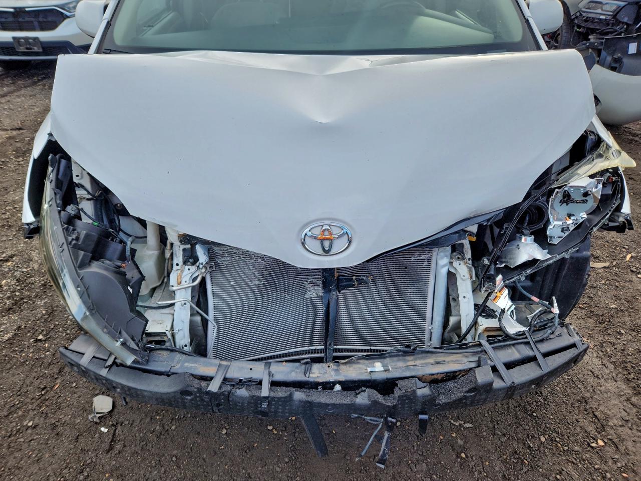 Toyota Sienna Le Image 12