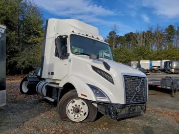  Salvage Volvo Vn