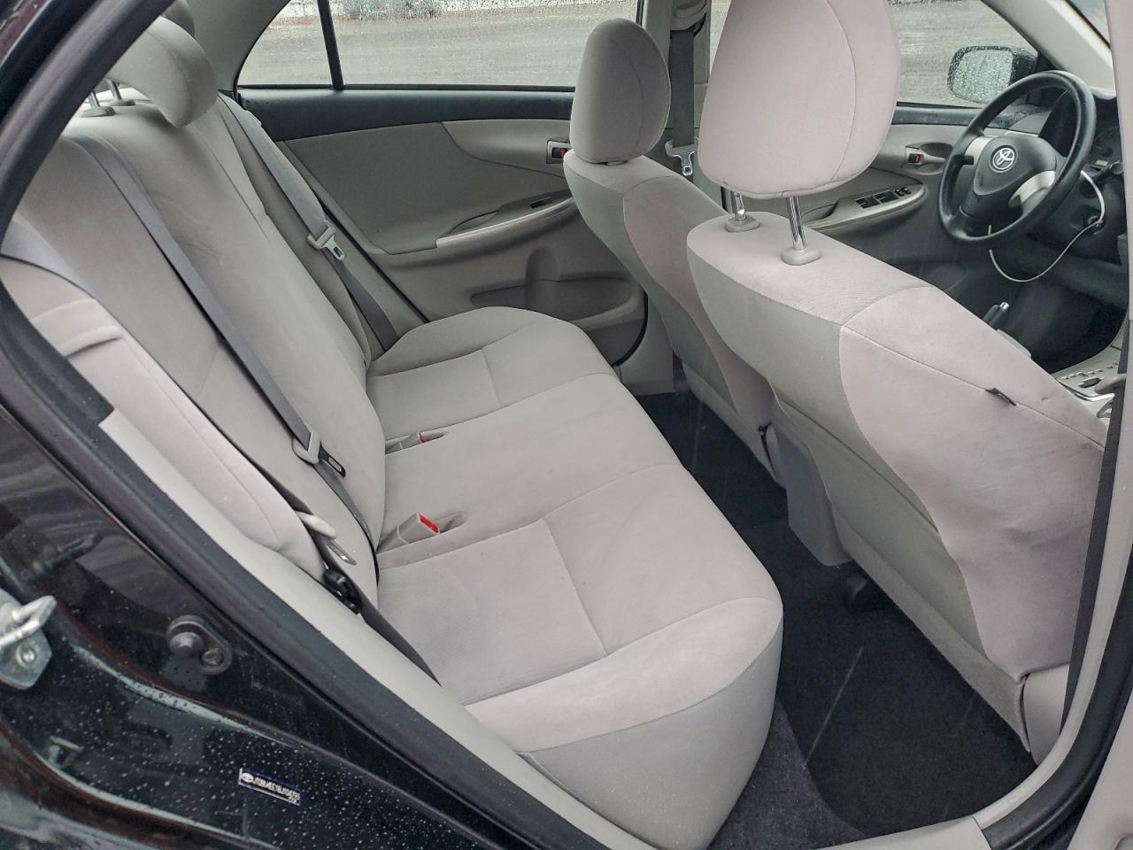 Toyota Corolla Base Image 8