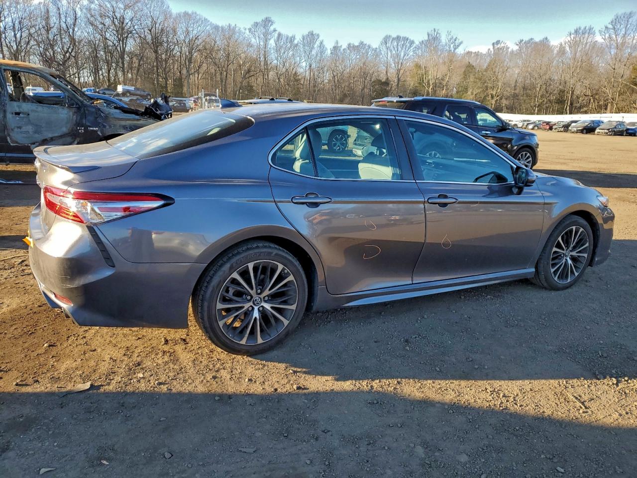 Toyota Camry L Image 2