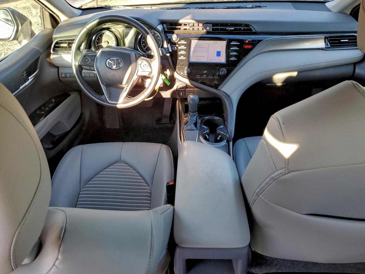 Toyota Camry L Image 8