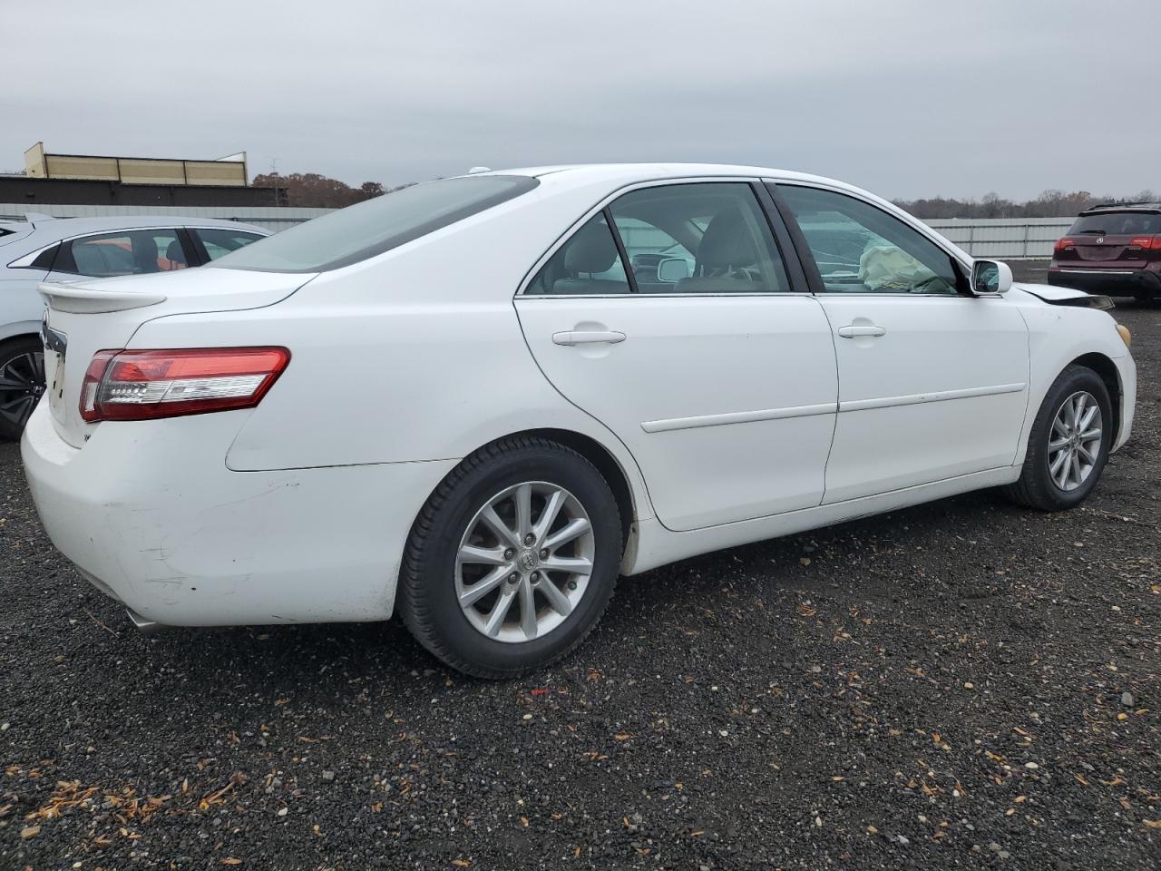 Toyota Camry Base Image 8