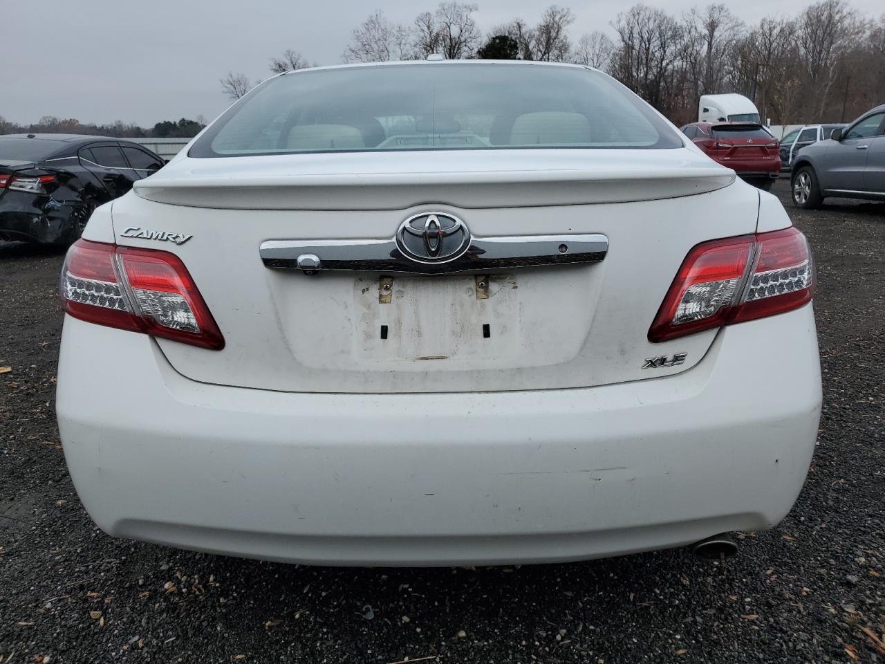 Toyota Camry Base Image 2
