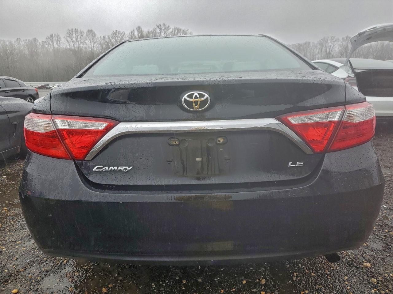 Toyota Camry Le Image 12