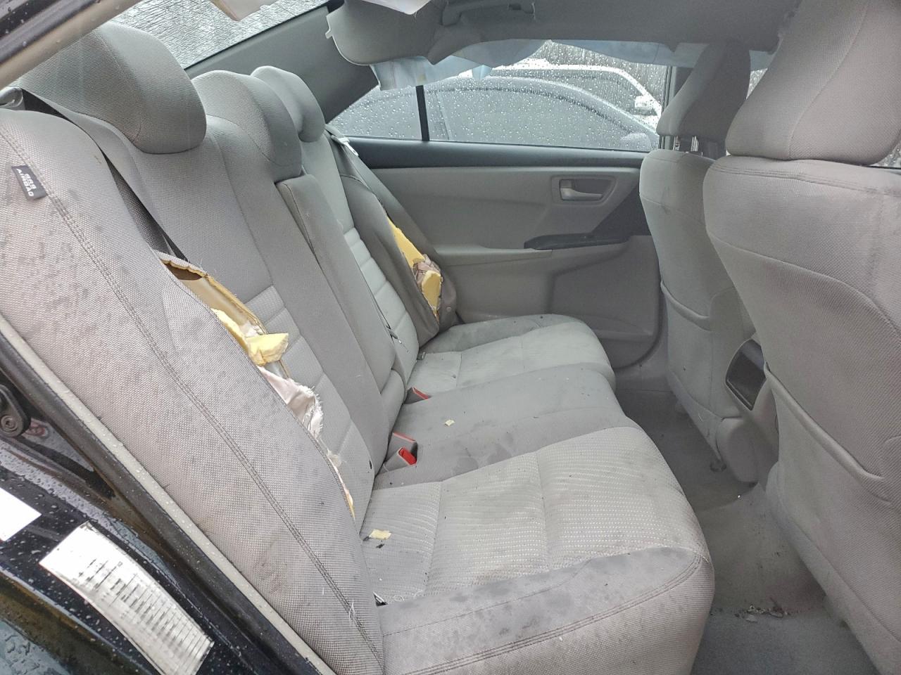 Toyota Camry Le Image 4