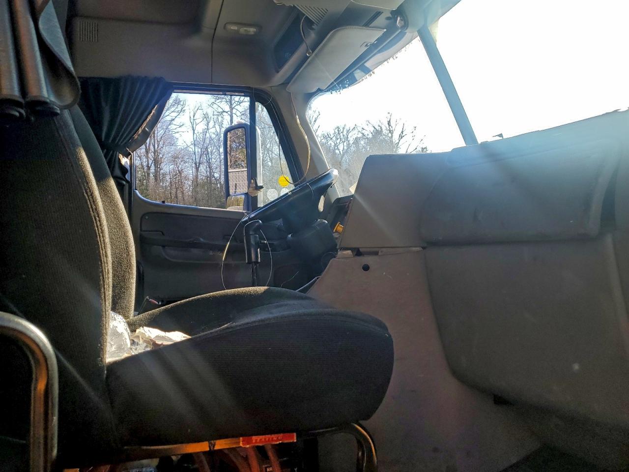 Freightliner Columbia 1 Columbia Image 4