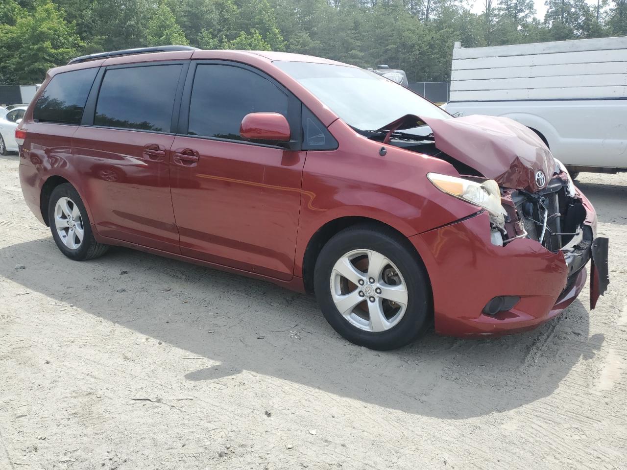 Toyota Sienna Le Image 3