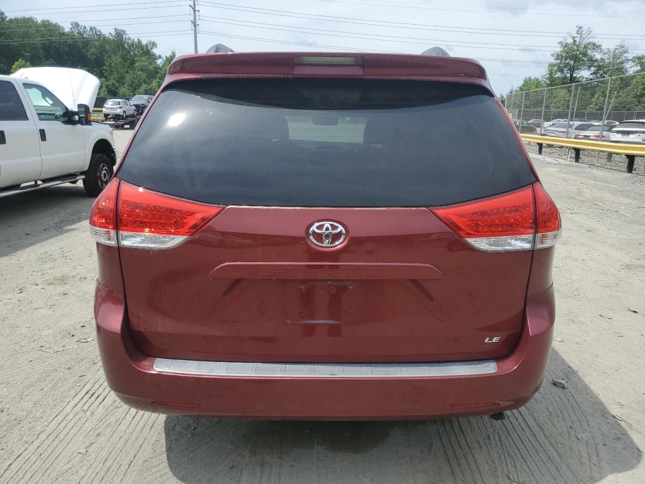 Toyota Sienna Le Image 6