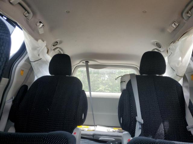 Toyota Sienna Le Image 9