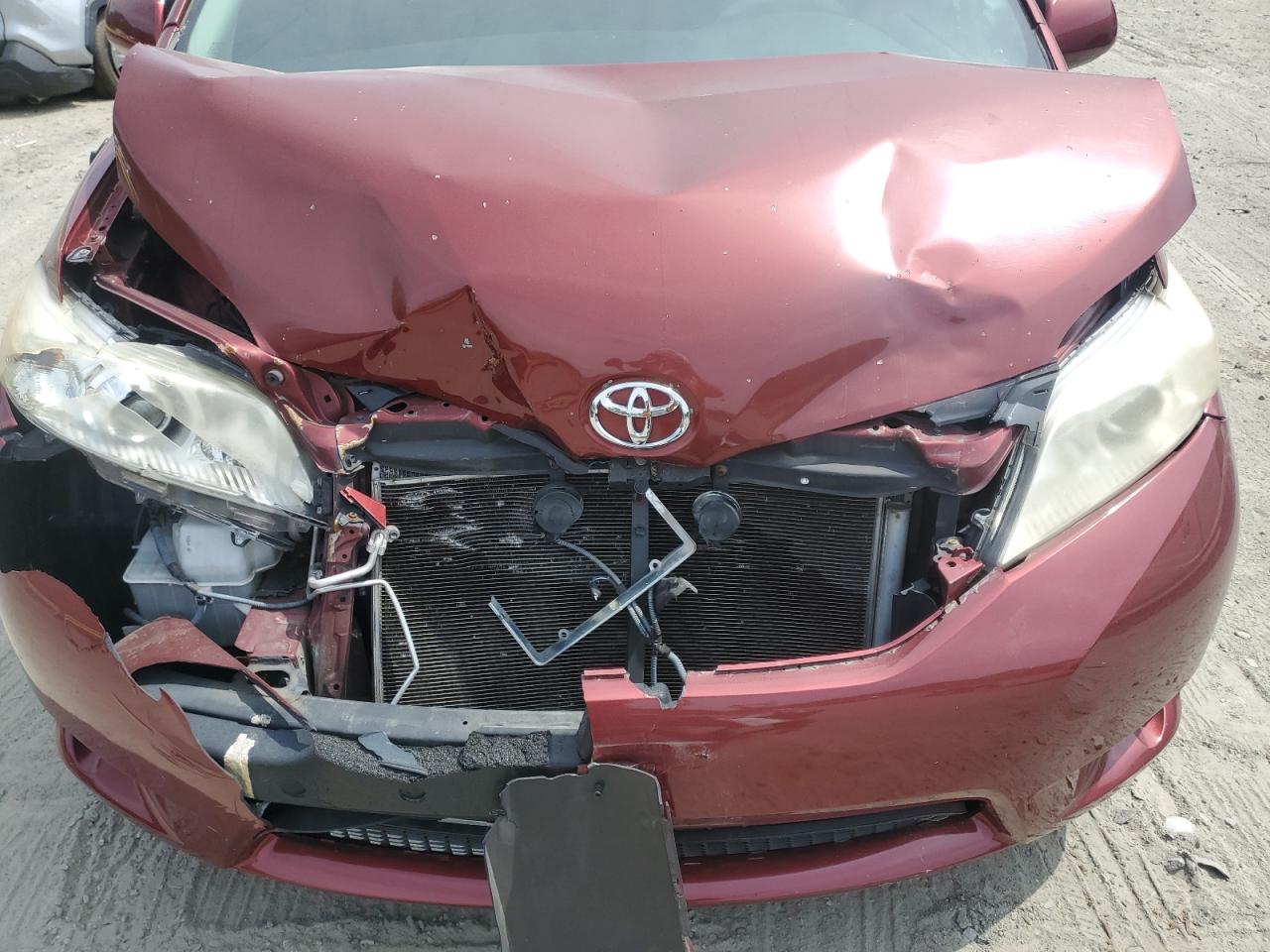 Toyota Sienna Le Image 10