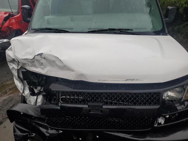 Chevrolet Express Image 3