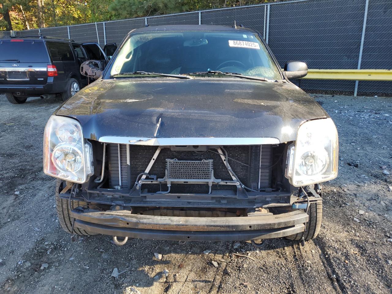 GMC Yukon Denali Image 12