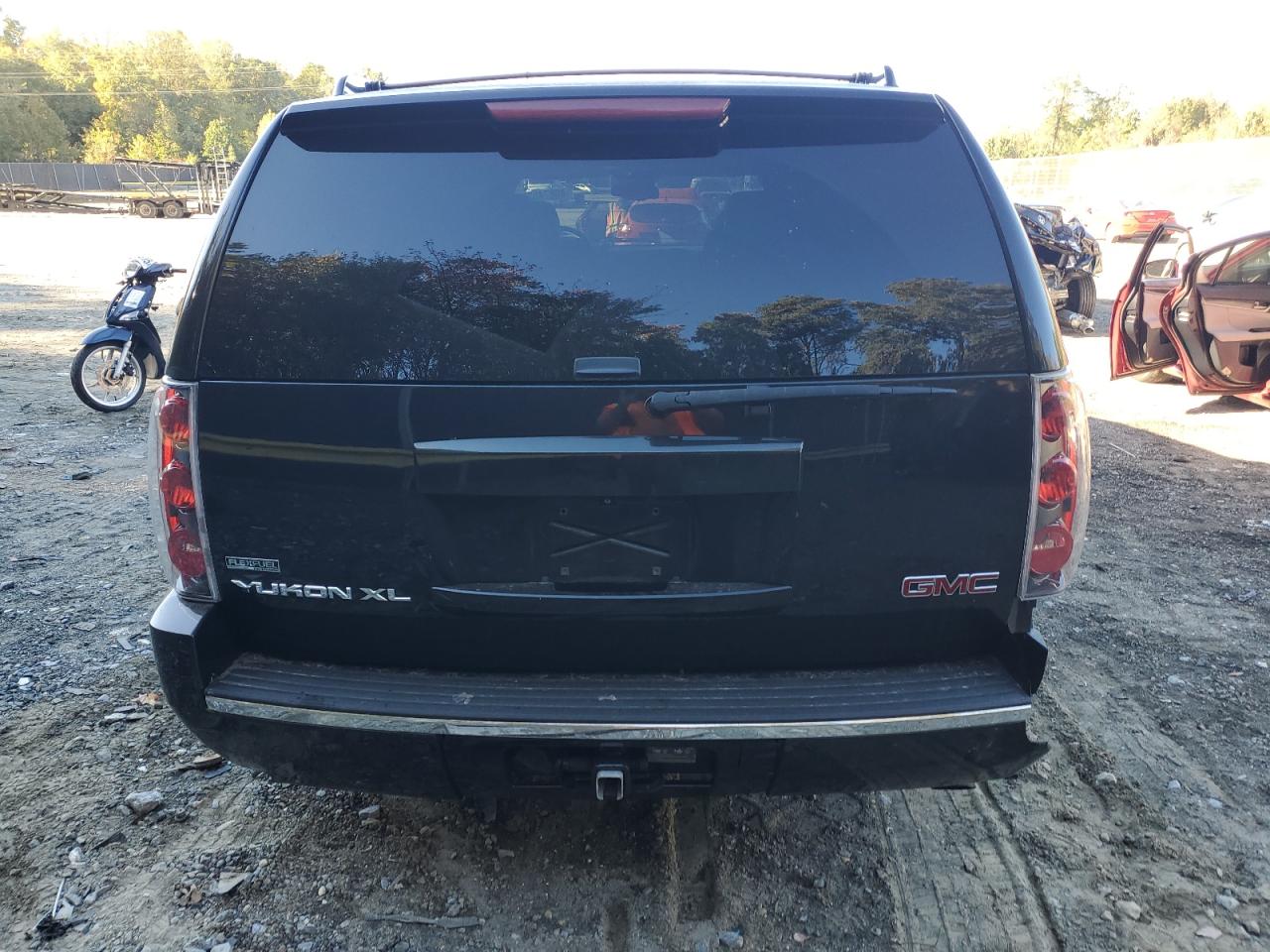 GMC Yukon Denali Image 4