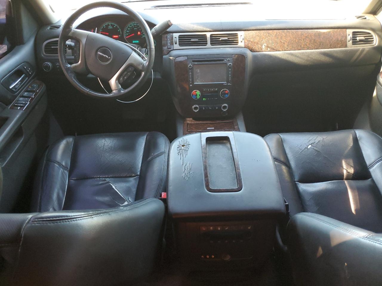 GMC Yukon Denali Image 11