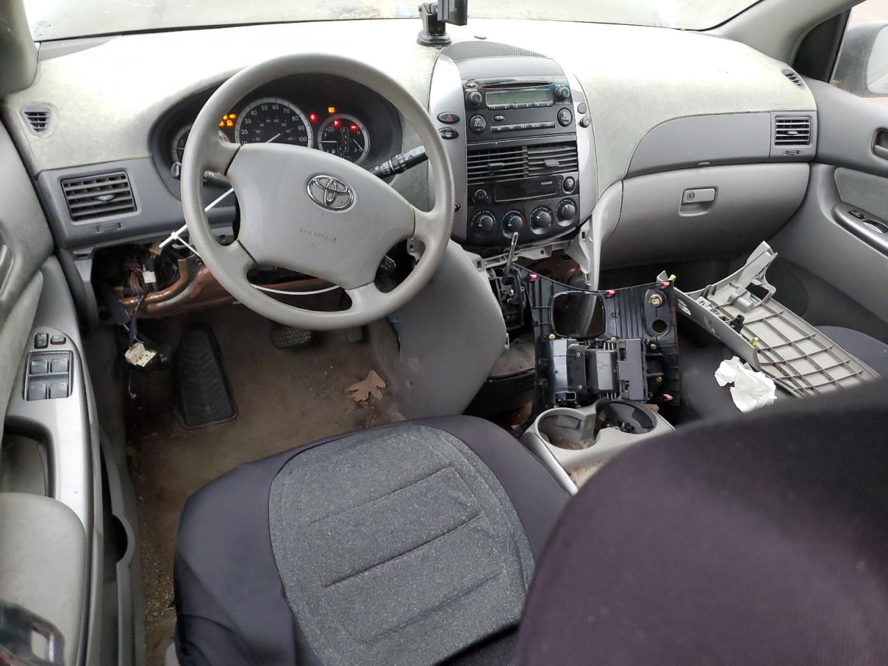 Toyota Sienna Ce Image 10