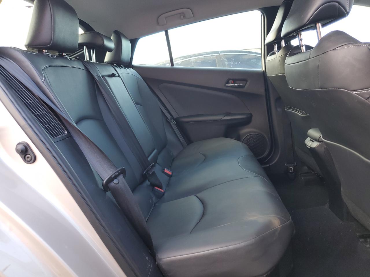 Toyota Prius Le Image 12