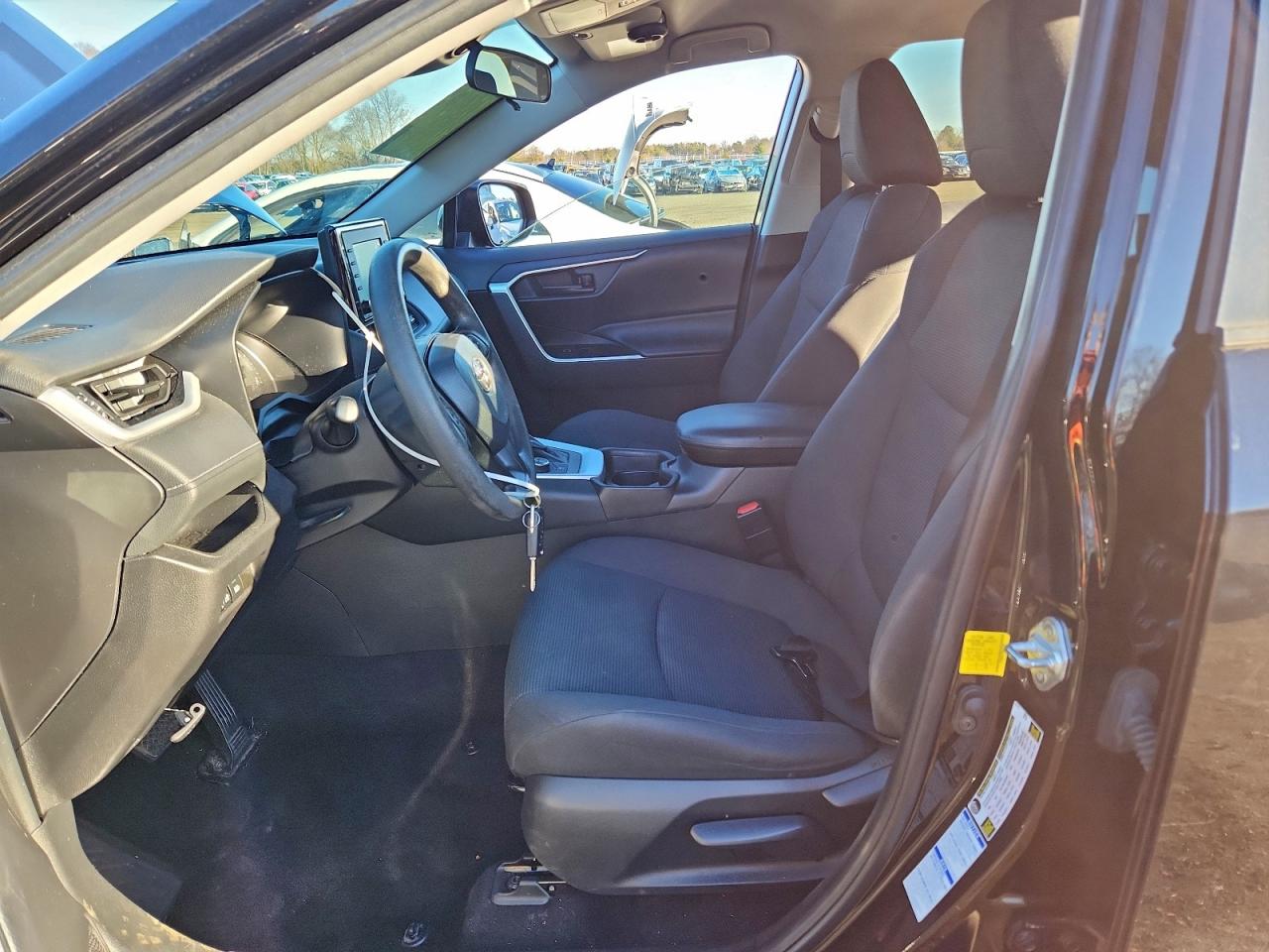 Toyota RAV4 Le Image 9