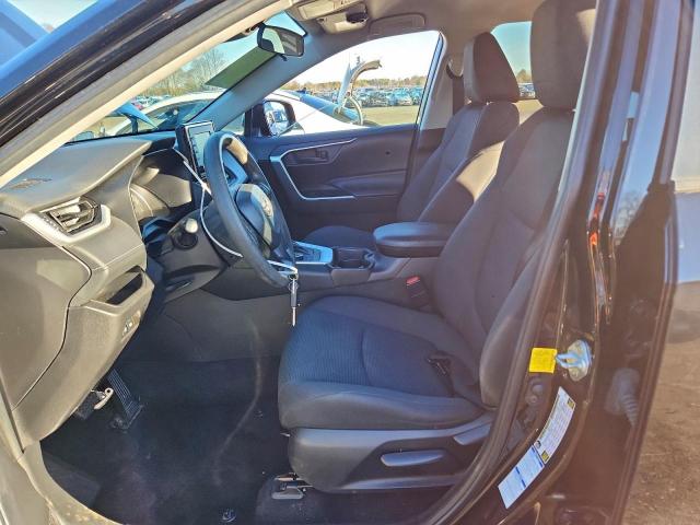 Toyota RAV4 Le Image 9