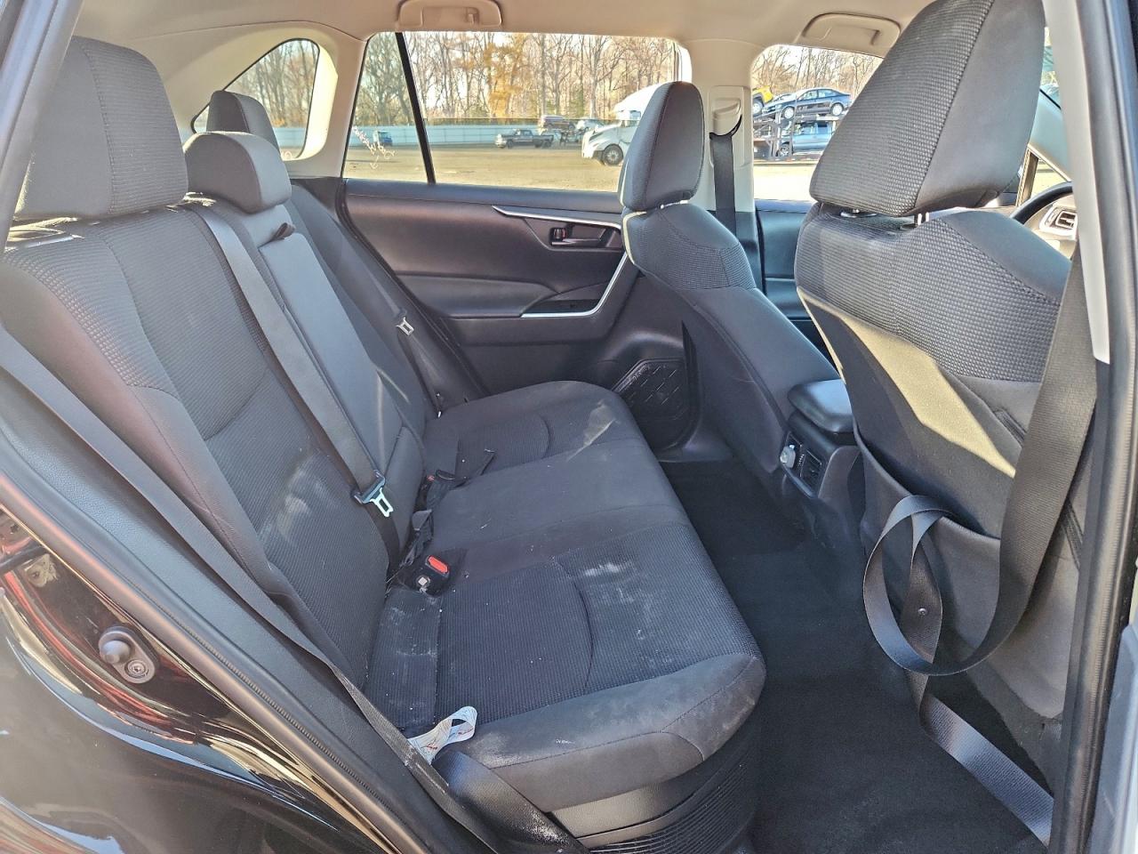 Toyota RAV4 Le Image 7