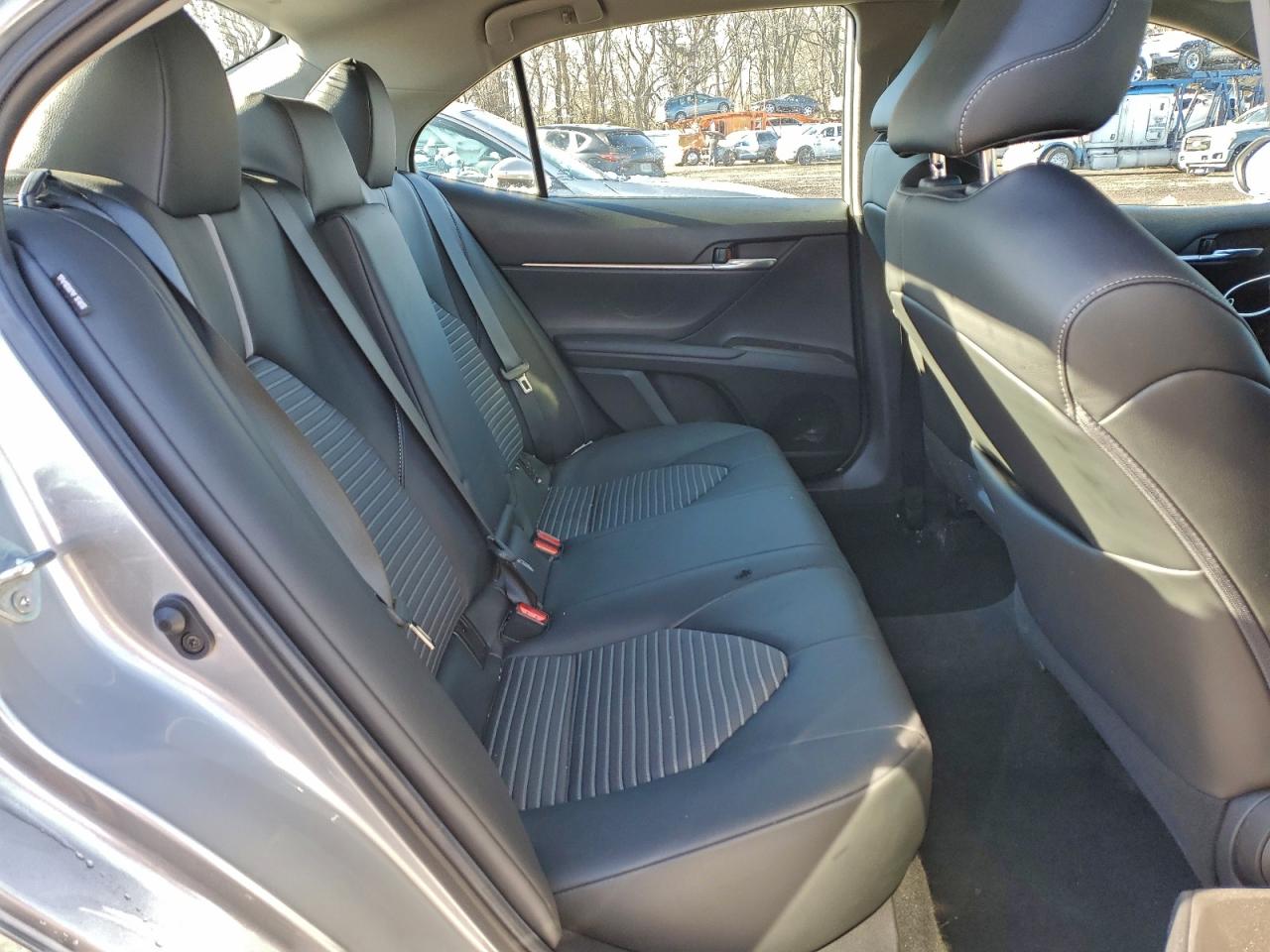 Toyota Camry Se Image 5