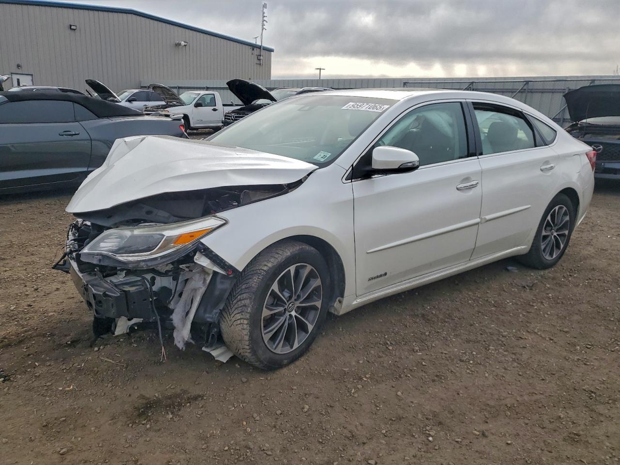 Toyota Avalon Hybrid Image 1