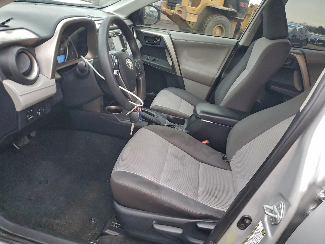 Toyota RAV4 Le Image 6