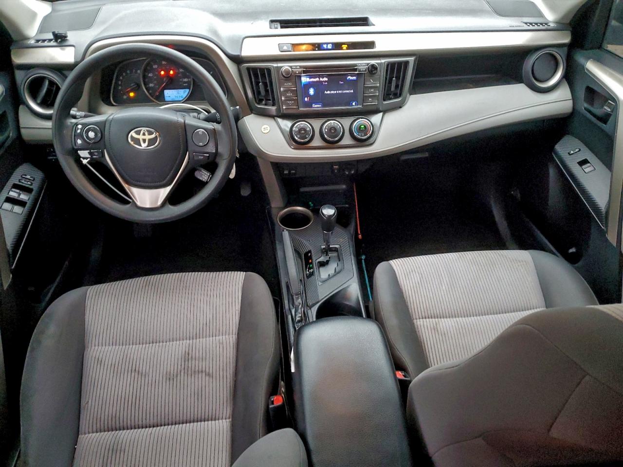 Toyota RAV4 Le Image 4