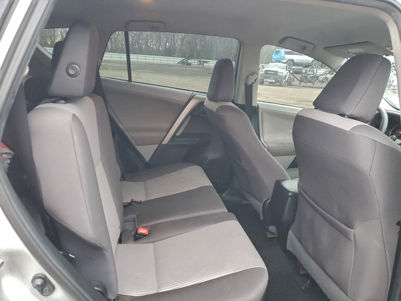 Toyota RAV4 Le Image 8