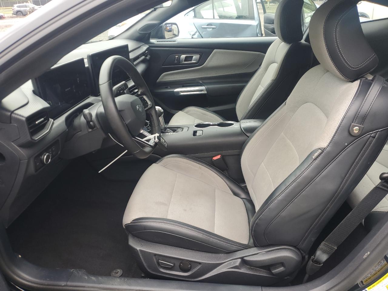 Ford Mustang Image 9