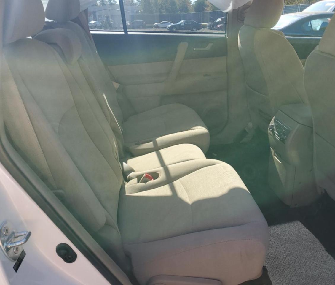 Toyota Highlander Base Image 12